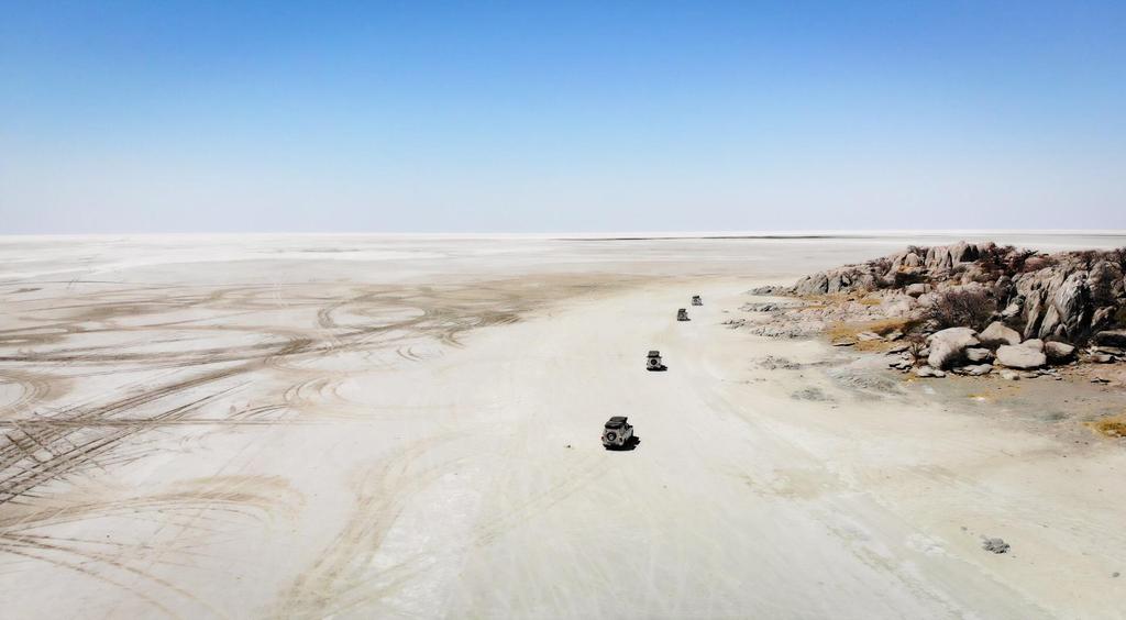 DZIEŃ 4 makgadikgadi pan KHAMA RHINO - KUBU ISLAND Pobudka wcześnie rano i piesza we drówka do buszu w towarzystwie wykwalifikowanego przewodnika.