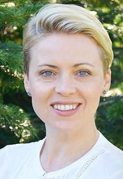 Komunikat JA składa się z dwóch elementów: 1) opisu wydarzeń, faktów 2) opisu reakcji nadawcy na nie Przejawem komunikatu TY (którego nie używajmy!) jest etykietowanie i ocenianie: Np.
