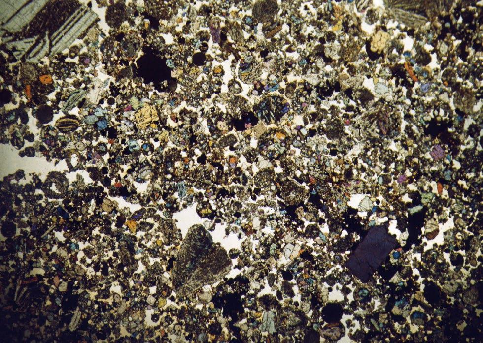 przygotowywania płytki. Miejsca czarne na obu zdjęciach, to minerały nieprzezroczyste: ziarna metalicznego żelaza z niklem i troilitu.