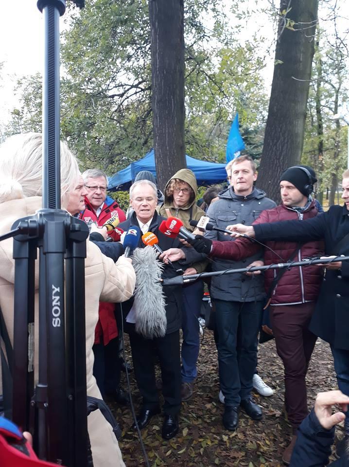 zastosowania się do wniosku Państwowej Inspekcji Pracy o przywrócenie do pracy Moniki Żelazik. Wraz z rozpoczęciem strajku w dn. 18 października, Zarząd PLL LOT natychmiast przeszedł do kontrofensywy.