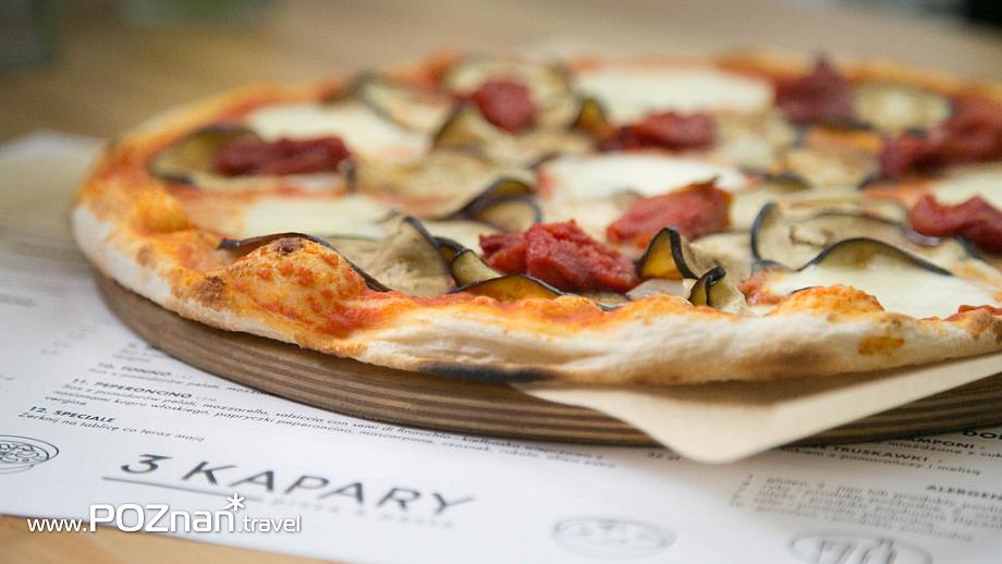 www.facebook.com/3kapary tel.: +48 794 980 630 Za powstaniem pizzerii 3kapary stoi trójka serdecznych przyjaciół, którzy postanowili robić najlepszą w świecie, włoską pizzę.