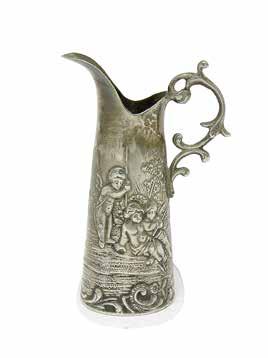 130 Papierośnica Birmingham, l. 1902 1903 131 Dwa flakony na perfumy Birmingham, 2 poł. XIX w. srebro pr. 925 (sterling), m. 185 g, szkło cena wywoławcza: 250 zł srebro pr. 925 (sterling), m. 85 g cena wywoławcza: 200 zł 132 Kubek Bracia Zacharow, Moskwa, l.