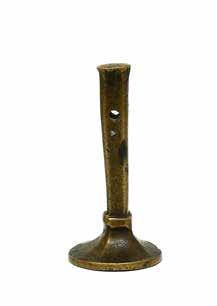 134 Tłok pieczętny z herbem Wieniawa XIX w. uchwyt drewniany; wys. 9,3 cm cena wywoławcza: 650 zł 135 Tłok pieczętny z herbem Ostoja XVIII w. uchwyt mosiężny; wys.