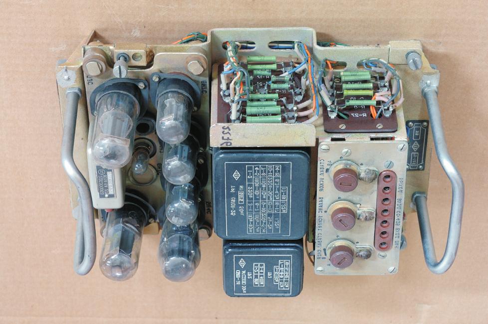 320 T. Napierała odgałęzień, zapewnić szczelność, wykonać kabel z materiałów odpornych termicznie, elektrycznie, chemicznie i mechanicznie. Układy lampowe (fot.