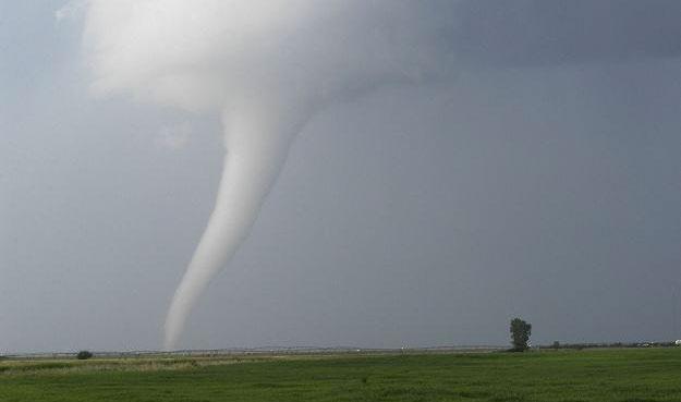 Trąba powietrzna zjawisko ruchu wirowego powietrza o znacznej sile (prędkość wiatru w wirze może przekraczać nawet 300 km/h), niewielkiej średnicy (do kilkudziesięciu metrów), któremu towarzyszy