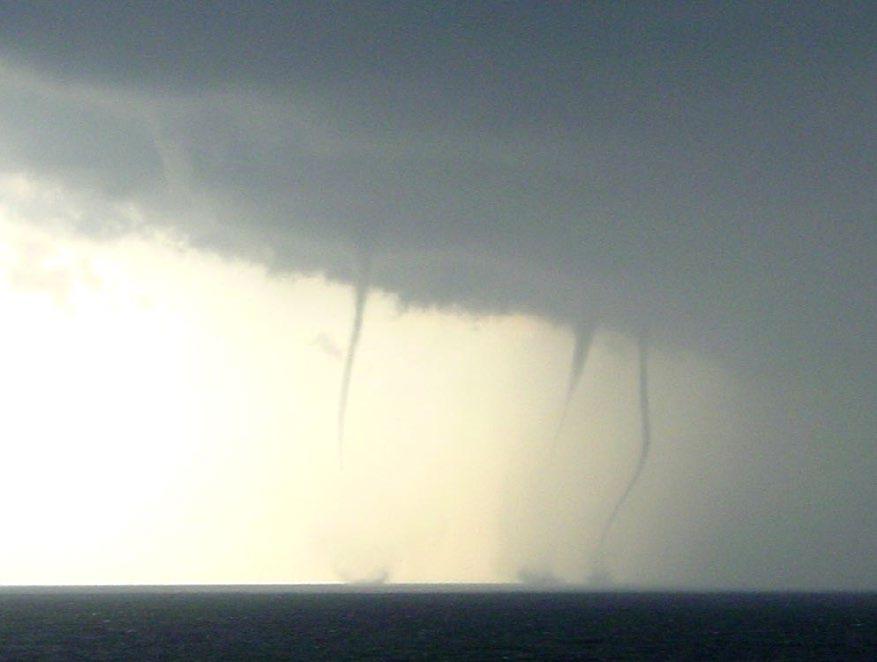 Trąba wodna (trąba morska) zjawisko meteorologiczne podobne wyglądem i sposobem powstawania do trąby powietrznej.