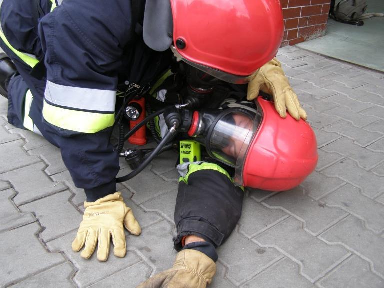 Ocena stanu poszkodowanego 4. Szybka ocena stanu poszkodowanego strażaka: A) Czy jest przytomny?