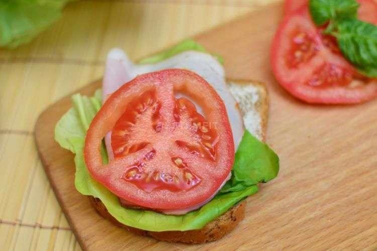 Pierwsze śniadanie pieczywo żytnie-3 kromki 3x35g =105g (240 kcal) masło- 10 g (74 kcal) Szynka z kurczaka - 4 plasterki x 15g = 60g (18 kcal x4 = 72 kcal) Ser