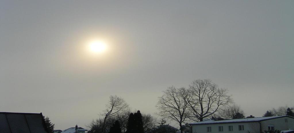 Altostratus (As) Chmura Altostratus przyjmuje postać szarawej, czasem bardziej ciemnej zasłony czy też warstwy. Zazwyczaj zajmuje przeważający obszar nieba.