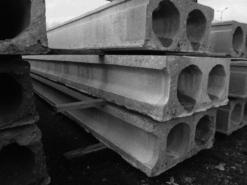 Urządzenie formujące beton kształtuje również dostatecznie gładką i równą powierzchnię górną prefabrykatów, której stan zbliżony jest do powierzchni zacieranych ręcznie na gładko.