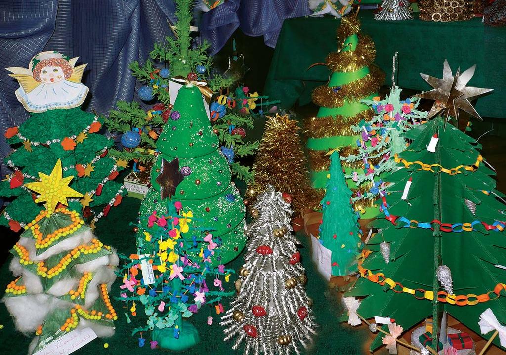 na Êwiat przychodzi. Ciemna noc w jasnoêci promienistej brodzi Anio owie si radujà, Pod niebiosy wyêpiewujà: Gloria, gloria, gloria, in excelsis Deo! Mówià do pasterzy, którzy trzód swych strzegli.