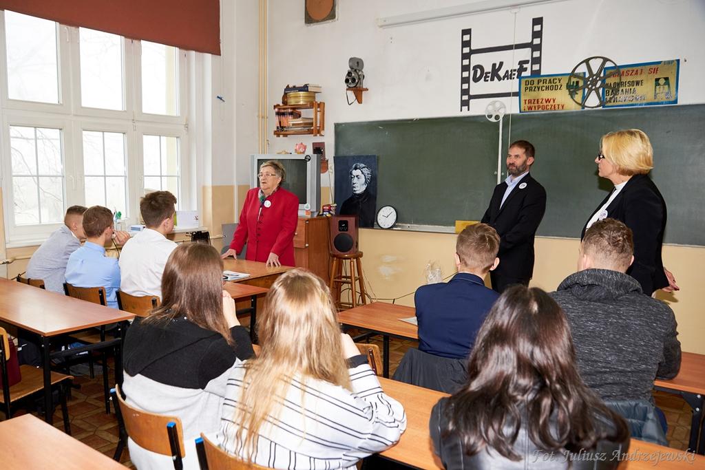 Obecna dyrektor Szkoły Jadwiga Andrzejewska mówiła o osiągnięciach uczniów i nauczycieli, o działaniach i projektach realizowanych także dla społeczności lokalnej