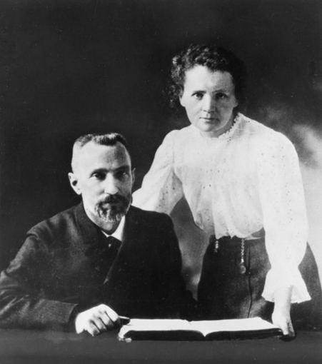 Badania Marii Skłodowskiej-Curie Wspólnie z Pierrem Curie o p r a c o w a ł a m e t o d ę w s k a ź n i k ó w p r o m i e n i