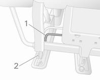 52 Fotele, elementy bezpieczeństwa 9 Ostrzeżenie Zwrócić uwagę na ustawienie oparcia fotela z powrotem we właściwej pozycji oraz czy pasy bezpieczeństwa prawidłowo zatrzaskują się w zamkach.