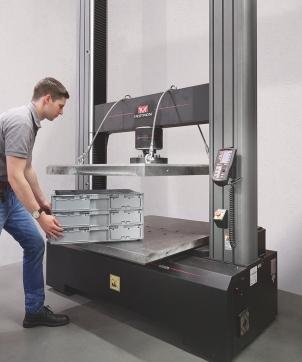 Badania właściwości mechanicznych 15 Badanie produktu poddanego obciążeniom statycznym Uniwersalna maszyna wytrzymałościowa z naciskiem do 250 kn.