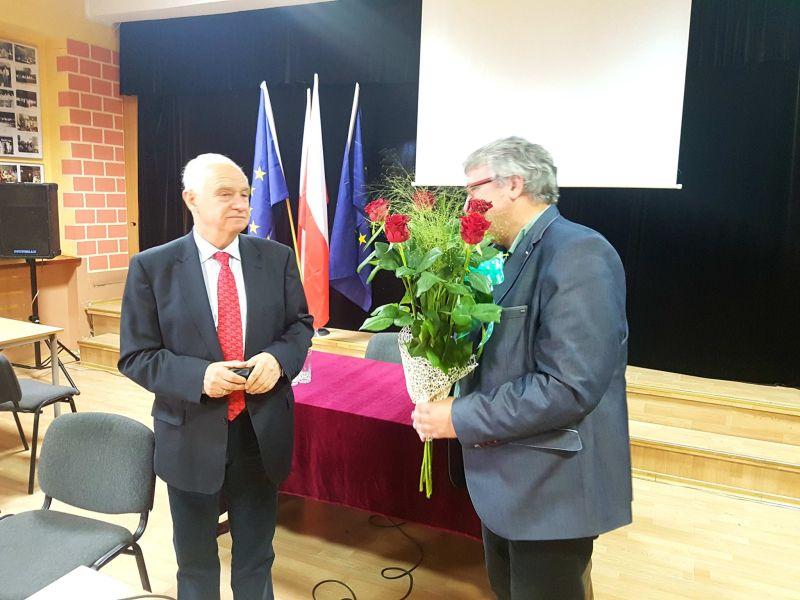 Moim zdaniem odpowiedział poseł dopłaty bezpośrednie są bezpieczne, bo są wypłacane rolnikom we wszystkich państwach członkowskich. Powinniśmy walczyć o ich równy, jednakowy poziom.