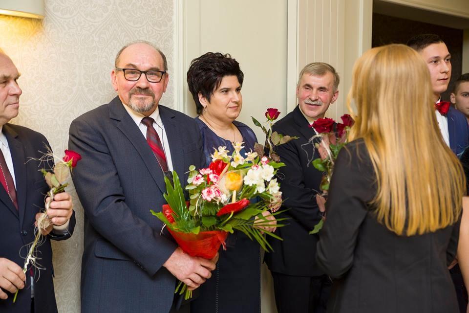 wychowawcy, nauczyciele i rodzice uczniów. Joanna Przybył i Michał Mrowiński konferansjerzy balu powitali gości studniówkowych, złożyli podziękowania nauczycielom i rodzicom.