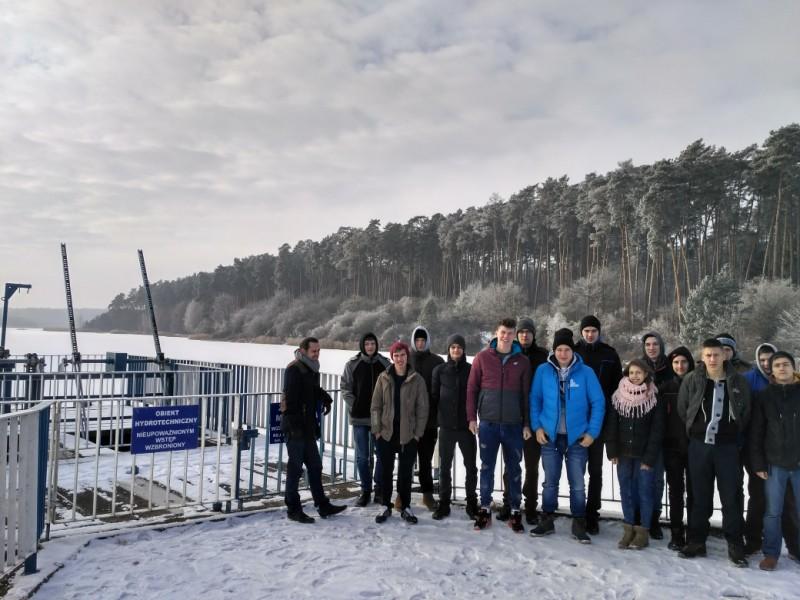 01) zwiedzili nowo wybudowaną chlewnię tuczarnię.