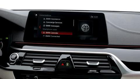 Parkowania automatycznego nie testowaliśmy. Powodem było zaśnieżenie miejsc parkingowych. Miejsce w garażu pomiędzy dwoma betonowymi słupami było zbyt stresującą lokalizacją na takie testy.