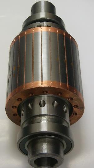 Niekonwencjonalne przetworniki 63 Rys. 10. Wirnik indukcyjnego generatora drgań skrętnych Fig. 10. Rotor of electromagnetic torsion generator Rys. 11. Widok pękniętej próbki materiałowej.
