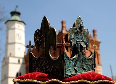 SKWER NIEZWYKŁEGO FESTIWALU 15. Niezwykłych Ławek z cytatami z filmów Reżyserów NieZwykłych. Mecenas projektu: NSG Group właścicielowi marki Pilkington.