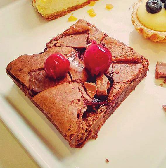Brownie z malinami 3 zł/szt 120 zł/szt Intensywne w smaku, mocno czekoladowe ciasto z dodatkiem malin i kawałkami czekolady.