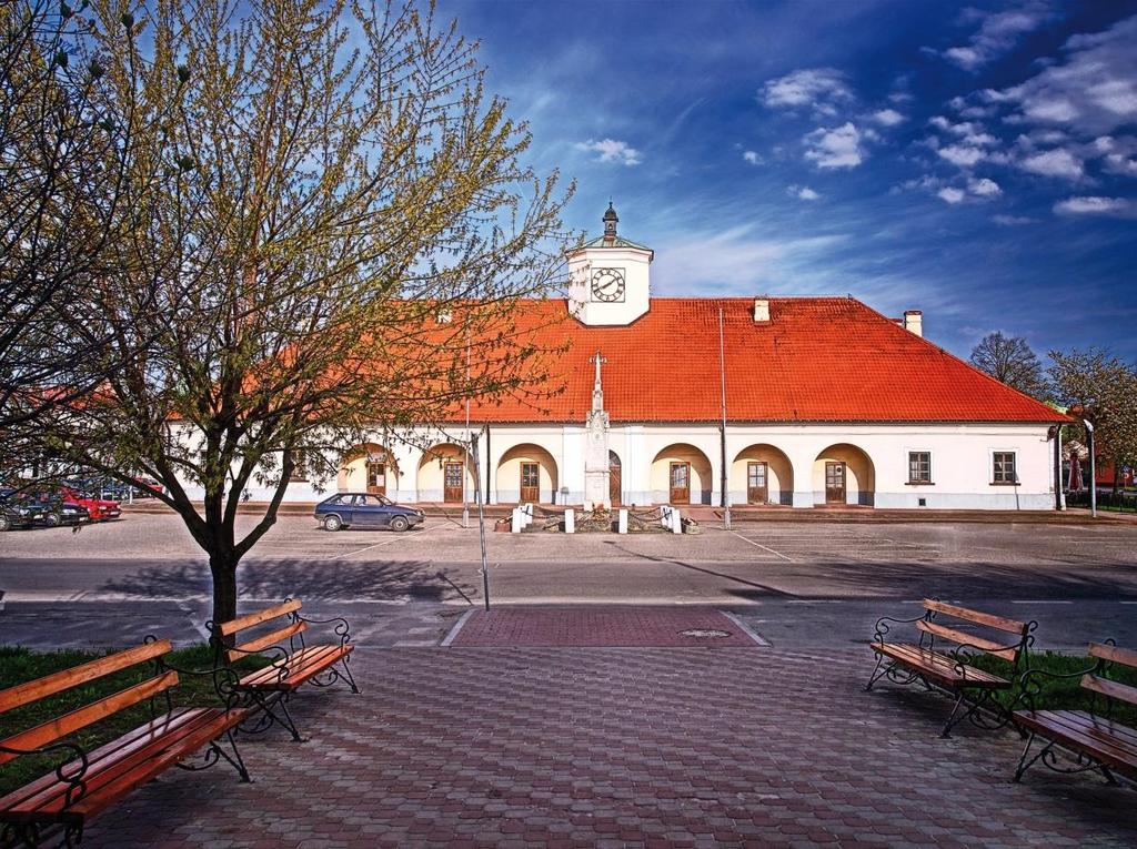 Przez teren gminy przepływają rzeki Czarna Staszowska i Desta. Szczególne znaczenie ma Czarna, której koryto jest niezwykle malownicze i bogato zalesione.