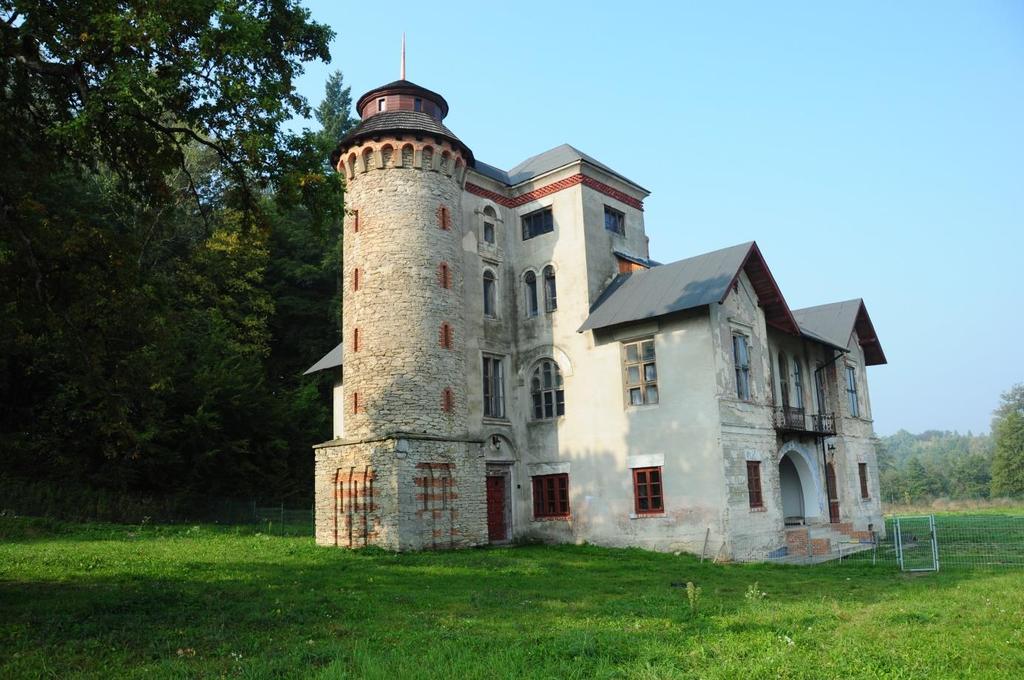 Krakowskiej i Parkowej, kapliczka z 1848 roku przy ulicy Opatowskiej, wzniesiona na dawnym kurhanie oraz Dworek Myśliwski z końca XIX wieku przy ulicy Krakowskiej.