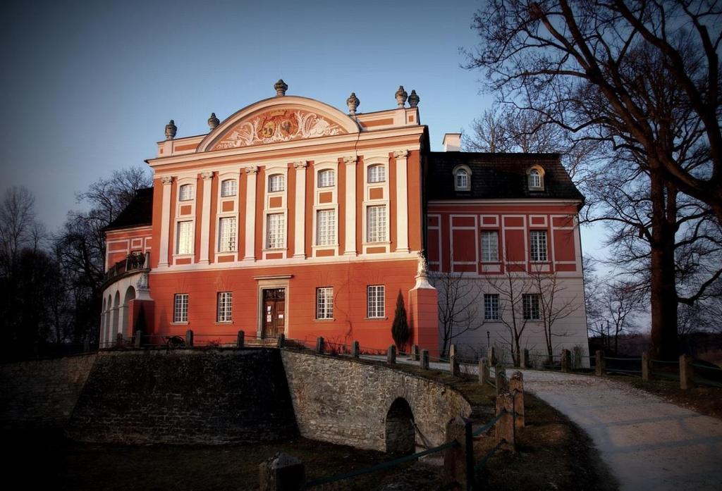 Zdjęcie: Zespół Pałacowy Sp. z o.o. Kurozwęki W Kurozwękach turysta może zwiedzić XIV-wieczny kościół i klasztor Kanoników Regularnych, oraz zespół parkowo-pałacowy, z jedynym w Polsce stadem bizonów.