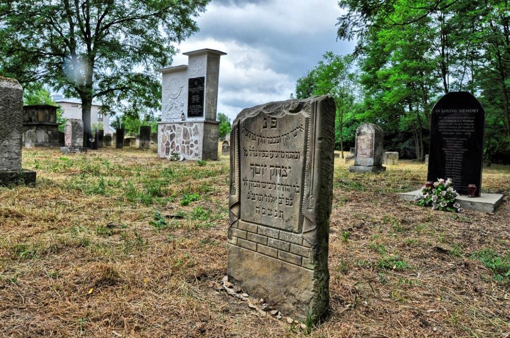 rocznicę Holocaustu na odrestaurowanym staszowskim cmentarzu