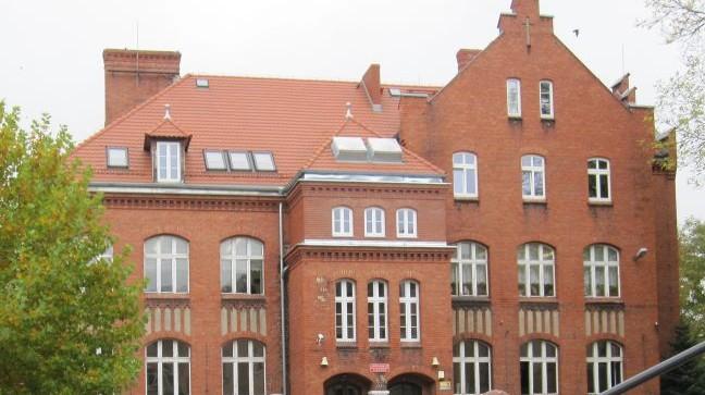 ) System grzewczy: kotłownia gazowa Ryc. 5 Budynek Gimnazjum w Opalenicy Przedszkole Nr 1 w Opalenicy Budynek o powierzchni ogrzewania 1 103 m 2. Rok budowy: 1987 r. Powierz.