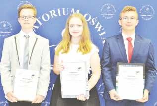 Kostiumy zaprojektowały i wykonały z Ministerstwa Edukacji Narodowej 10 625 033 zł, środki własne z budżetu Gminy 7 836 427 zł, programy rządowe 559 550 zł, opłaty rodziców 141 600 zł.