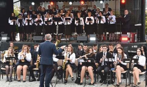 Janovienses przy parafii św. Jana Chrzciciela z dyrygentem Markiem Sulowskim, Chór przy parafii pw. św. Jadwigi Królowej z dyrygentem Dianą Krzemińską oraz Orkiestrę dętą Olek Orkiestra z kapelmistrzem Aleksandrem Krzosem.