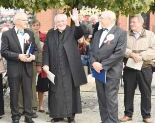 Po wystąpieniu Burmistrza rozpoczęły się wspólne występy chórów, orkiestry oraz największego chóru, jaki tworzyli mieszkańcy naszego miasta, którzy wspierali się specjalnie przygotowanymi na tę