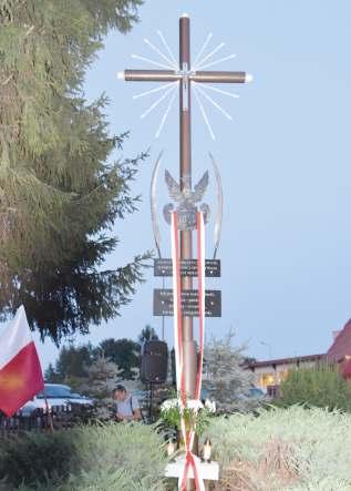 Połamane skrzydła, jakie usłyszeliśmy przed rozpoczęciem uroczystości: A te skrzydła okrwawione, W tylu bitwach poranione, Choć zmalały, spopielały, Jeszcze siły nie straciły.