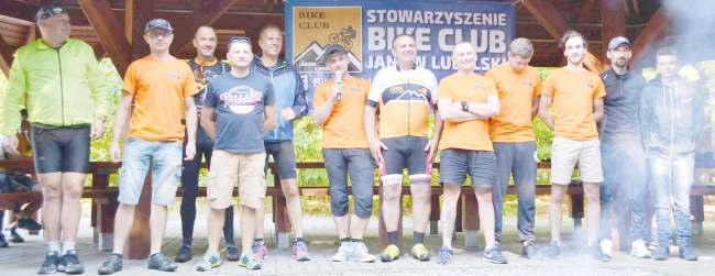 Na dwóch kółkach przez zakamarki Lasów Janowskich Już po raz drugi pasjonaci dwóch kółek wyruszyli terenami Lasów Janowskich w rowerowym rajdzie na orientacje.
