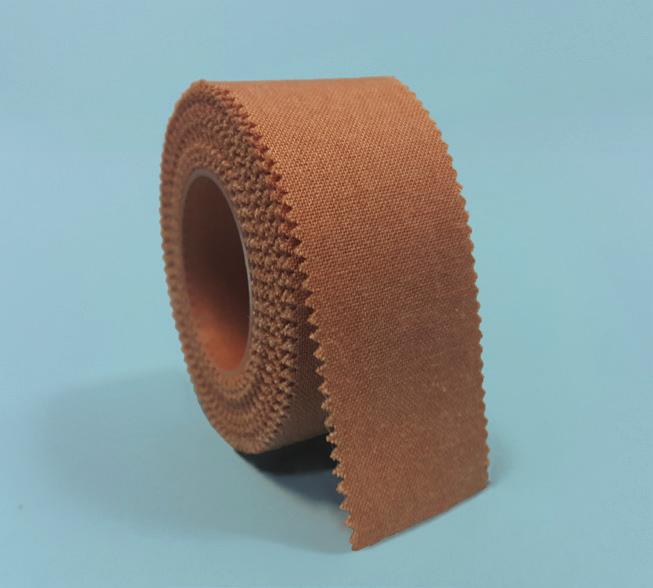 SOFTplast przylepiec włókninowy wykonany z włókniny kolor biały nawinięty na rolkę proste wykończenie brzegu dobra przepuszczalność powietrza i pary wodnej dobra przylepność