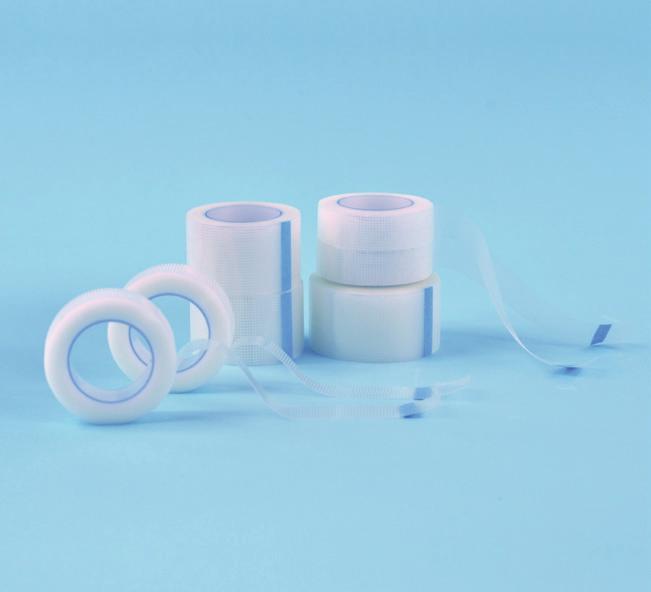 SILKplast przylepiec jedwabny wykonany ze sztucznego jedwabiu kolor biały nawinięty na rolkę ząbkowane wykończenie brzegu dobra przepuszczalność powietrza i pary wodnej dobra przylepność elastyczny,