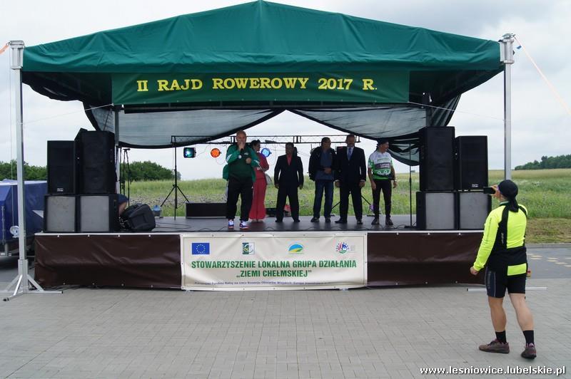 Początek trasy rowerowej wyznaczono przy Domu spotkań Na pograniczu kultur w Kumowie Plebańskim.