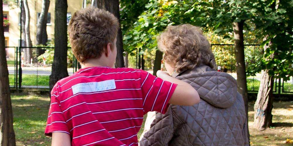 Z czasem w zachowaniu dziecka wyraźnie zaznacza się brak znajomości konwenansów społecznych, nieprawidłowe interpretowanie sygnałów społecznych, rozumienie tego co wypada, a co nie, brak