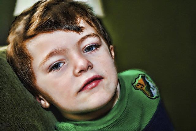 Występują u nich zaburzenia w postaci nieprawidłowej wysokości głosu i intonacji oraz nieprawidłowego akcentu i rytmu wypowiedzi.