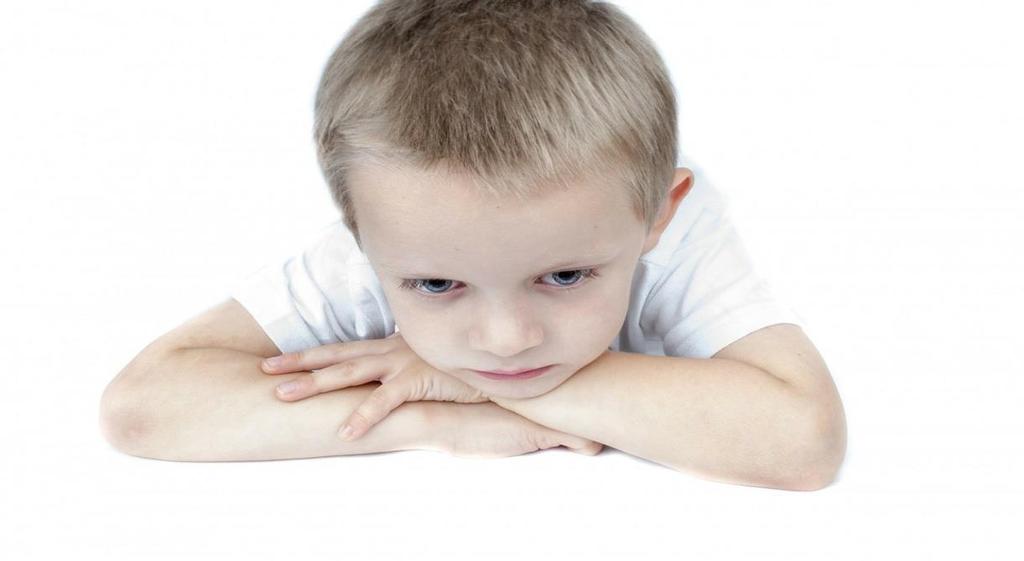 U tych dzieci kłopoty z koncentracją uwagi mogą być nasilone lub spowodowane obsesyjnymi myślami dziecka na interesujący je temat, brakiem motywacji do pracy ze względu na niezrozumienie normy