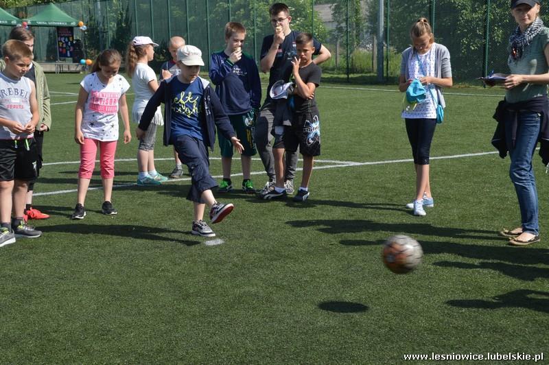 mile spędzonego czasu podczas obchodów Gminnego Dnia Dziecka i Sportu a następnie na ręce dyrektorów szkół złożył drobne upominki.
