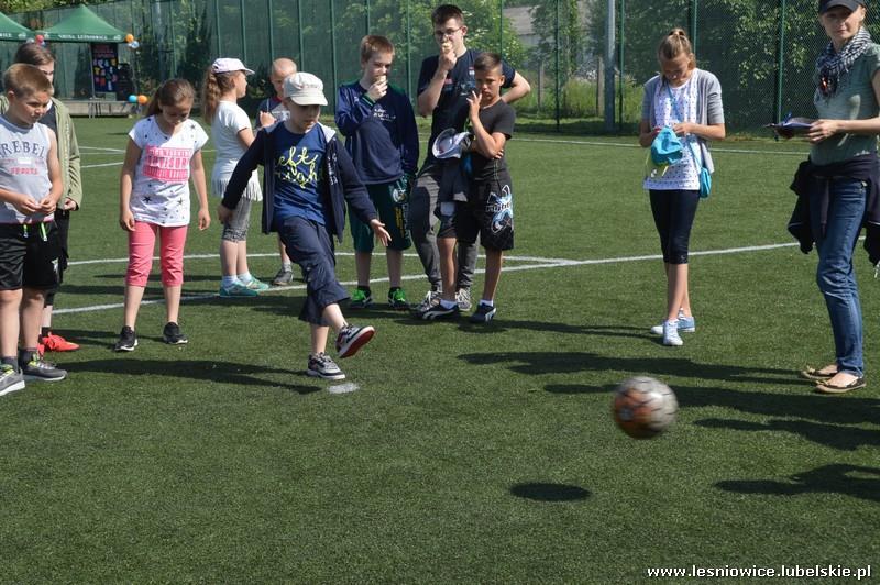 mile spędzonego czasu podczas obchodów Gminnego Dnia Dziecka i Sportu a następnie na ręce dyrektorów szkół złożył drobne upominki.