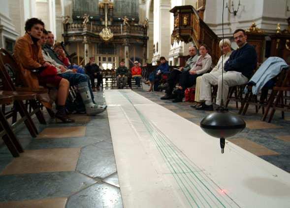 Wahadło Foucaulta w Krakowie W kościele Św. Piotra i Pawła odbywają się pokazy wahadła.