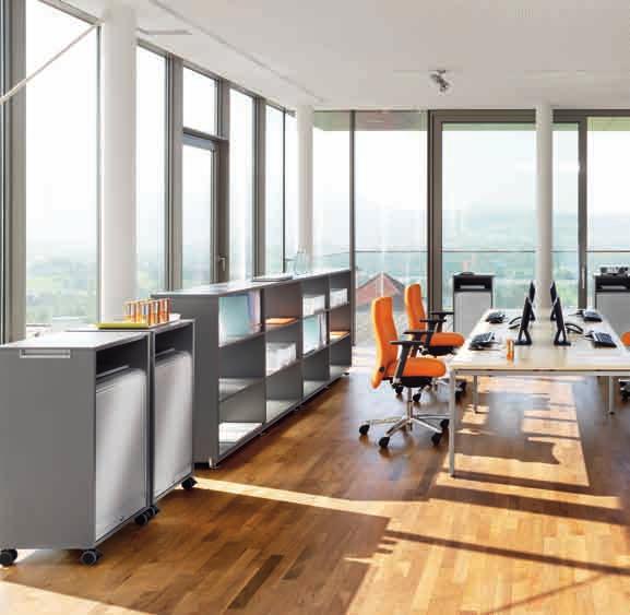 Biuro w zasięgu ręki Office space made easy Cztery funkcjonalne stanowiska biurowe można stworzyć dzięki niestandardowemu wykorzystaniu stołu konferencyjnego.