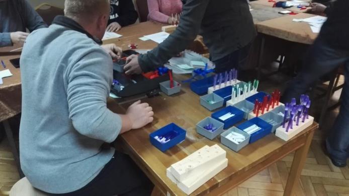 Narzędzia Lean Manufacturing w procesie produkcyjnym gra symulacyjna Pojęcie Lean Manufacturing, czyli szczupłego wytwarzania to filozofia zarządzania produkcją skupiona wokół zasady tzw.