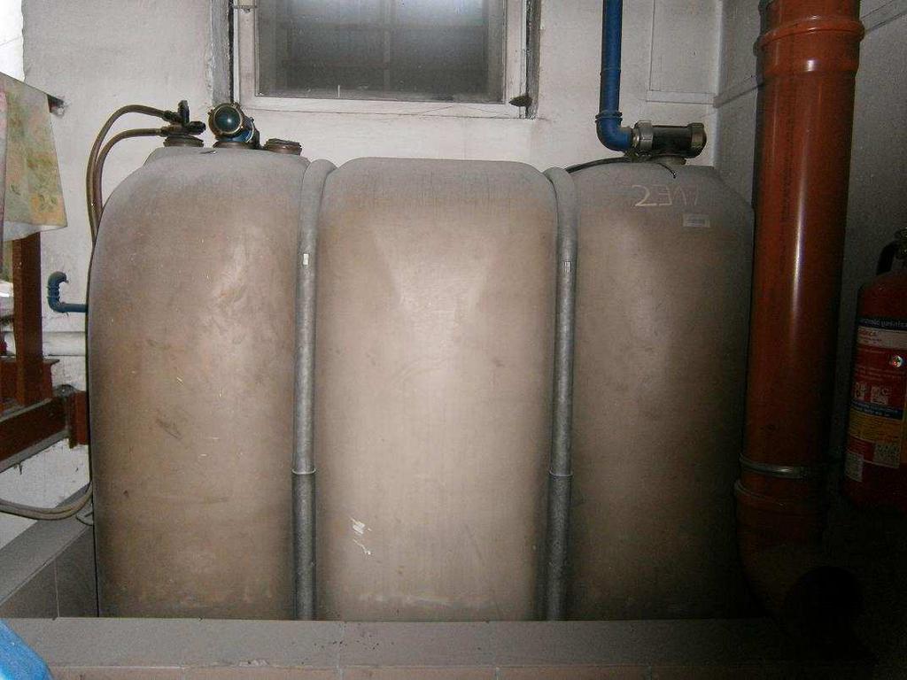 podgrzewana jest woda elektrycznie) pod instalację kotła olejowego tak aby można korzystać w okresie letnim alternatywnie z podgrzewania olejem lub elektrycznie - demontaż starego zbiornika na olej