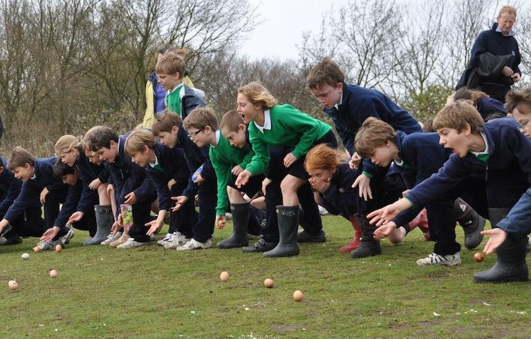 Gazeta Krakowska Numer 32 03/2018 Strona 5 ZABAWY WIELKANOCNE W WIELKIEJ BRYTANII źródło: life at HSWimbledon EGG HUNT polowanie na jajka jest to popularna zabawa, która polega na tym, że dzieci