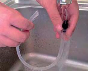 MYCIE ZBIORNIKA WODY Zaleca się, aby przed każdym napełnieniem myć dokładnie zbiornik pod bieżącą wodą.